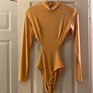 Long sleeve bodysuit. High neck. Choker.